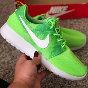 Nike Roshe Run (Print) - Size 7.5